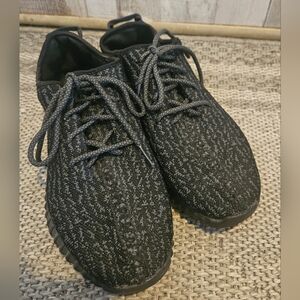 Adidas Yeezy Boost 350 V2 Pirate Black Size US 9.5 Mens.